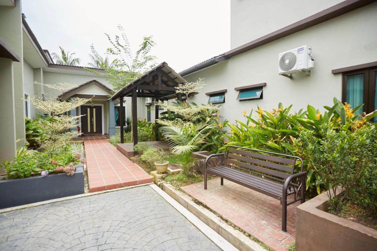 D' Qamar Guesthouse Kuantan Bagian luar foto