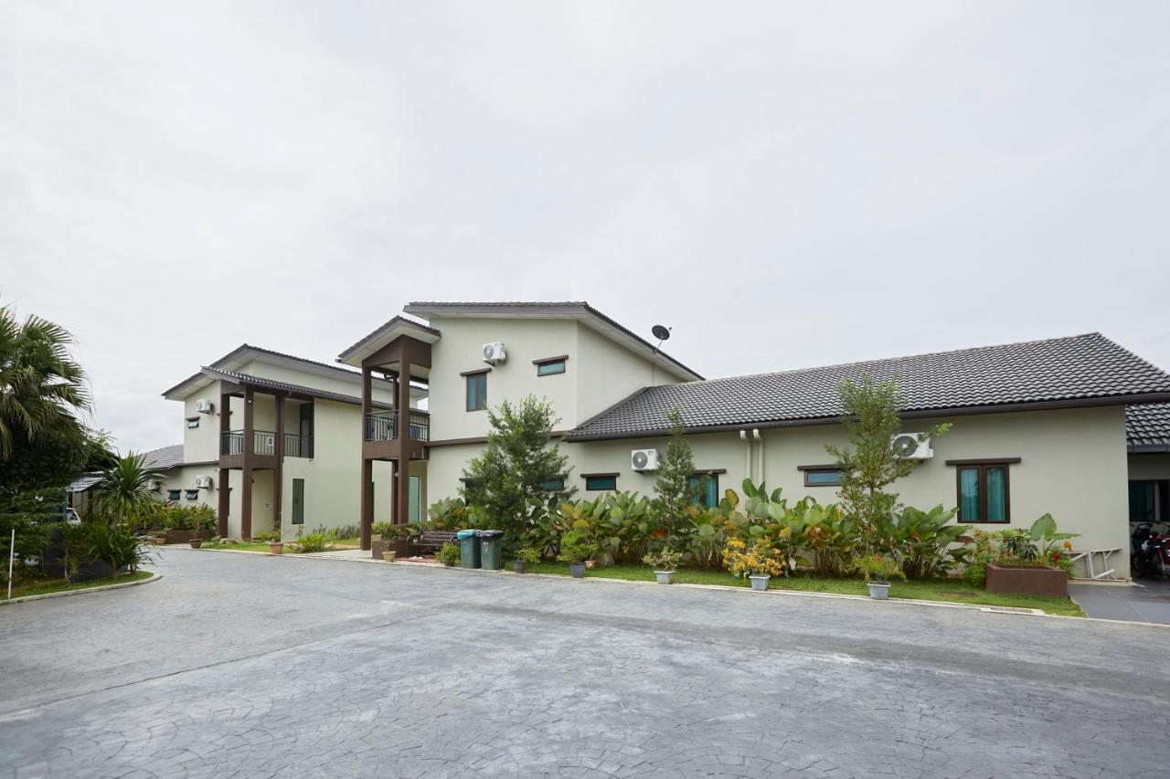 D' Qamar Guesthouse Kuantan Bagian luar foto