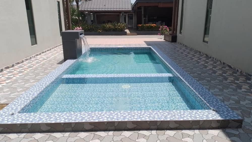 D' Qamar Guesthouse Kuantan Bagian luar foto